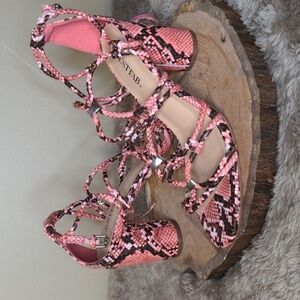 JUSTFAB ALL EYEZ ON ME Barbie PINK SNAKE SKIN CHUNKY HEEL SZ 8.5